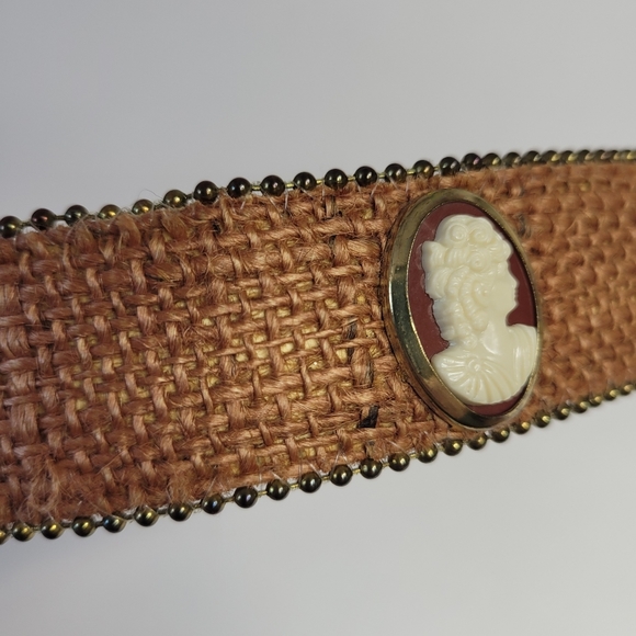 Vintage cameo set belt and earrings - Picture 12 of 16